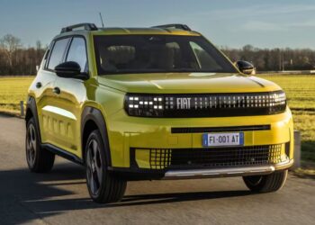 Mecânicos adaptam motor elétrico de BYD no câmbio de um Fiat Uno velho e resultado surpreende