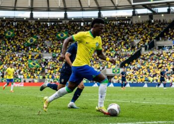 Vini Jr. come abacaxi antes dos jogos do Brasil; entenda os benefícios da fruta