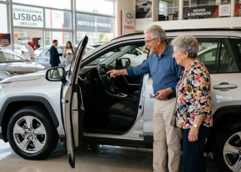 Governo Lula anuncia desconto de 30% na compra de carros para idosos +60