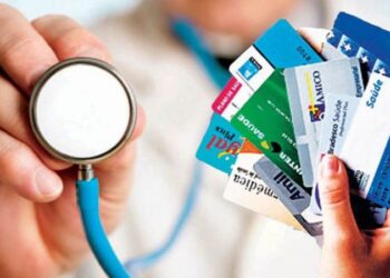 Planos de saúde antigos ficam até 6,2% mais caros; veja quem paga