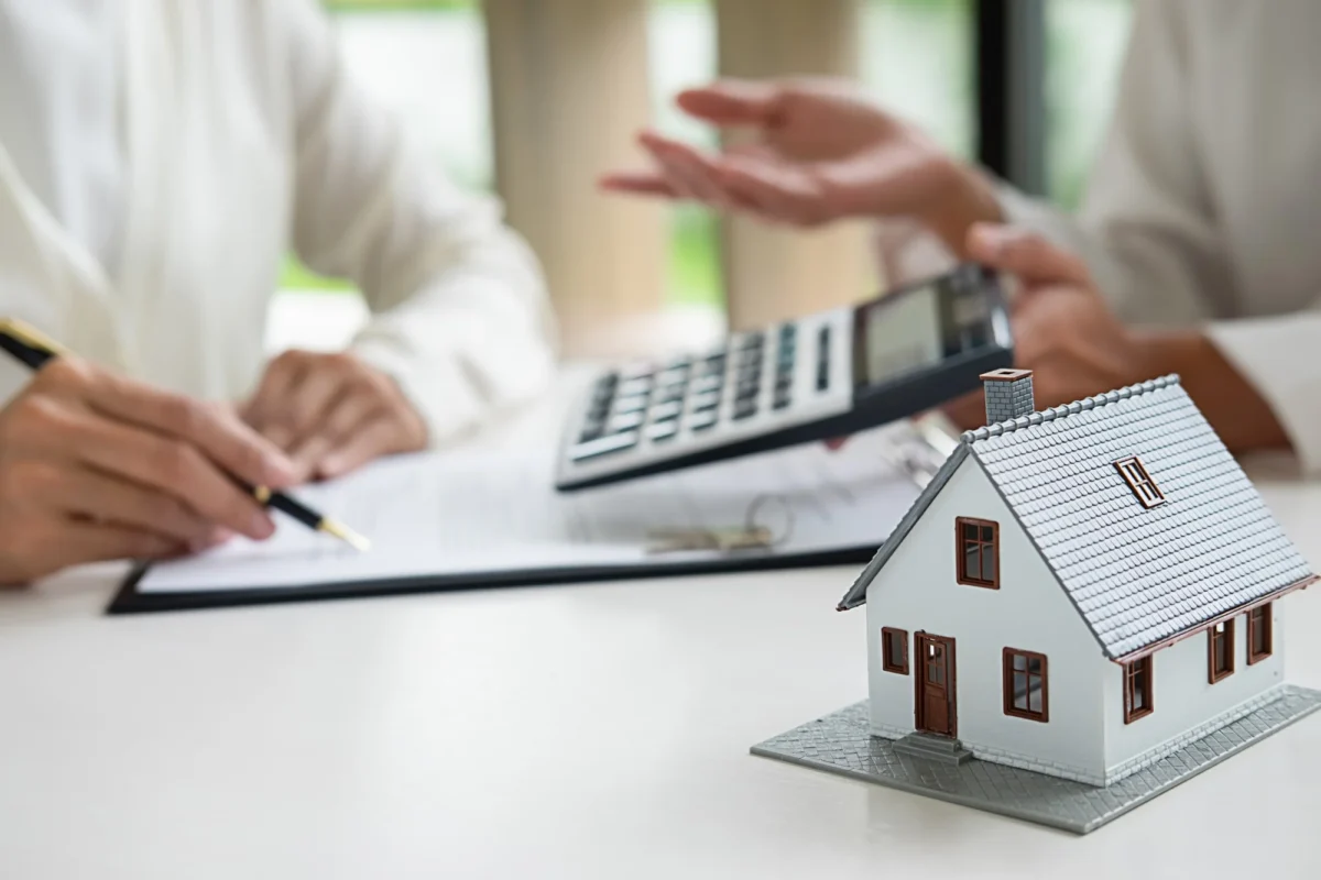Financiamento de imóvel de R$ 300 mil exige renda de R$ 3 mil ou R$ 4 mil? Calcule!