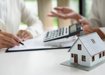 Financiamento de imóvel de R$ 300 mil exige renda de R$ 3 mil ou R$ 4 mil? Calcule!