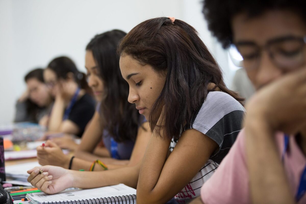 Governo libera benefício de R$ 1.500 para alunos do ensino médio e técnico