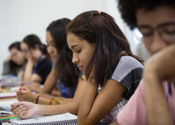 Governo libera benefício de R$ 1.500 para alunos do ensino médio e técnico