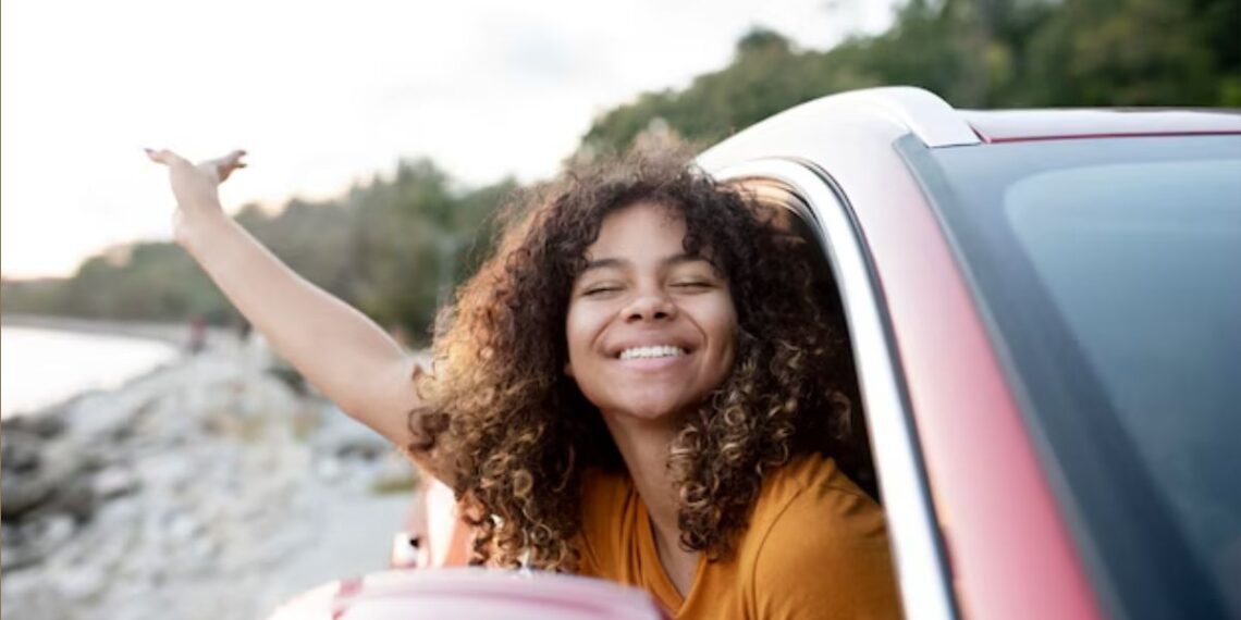Uma mulher aproveitando o Feriado em Agosto