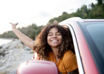 Uma mulher aproveitando o Feriado em Agosto