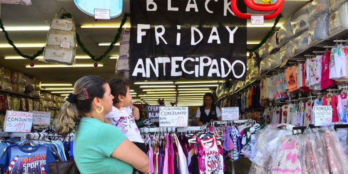 Consumidores contam com décimo terceiro para compras da Black Friday (Imagem: Divulgação/CNDL)