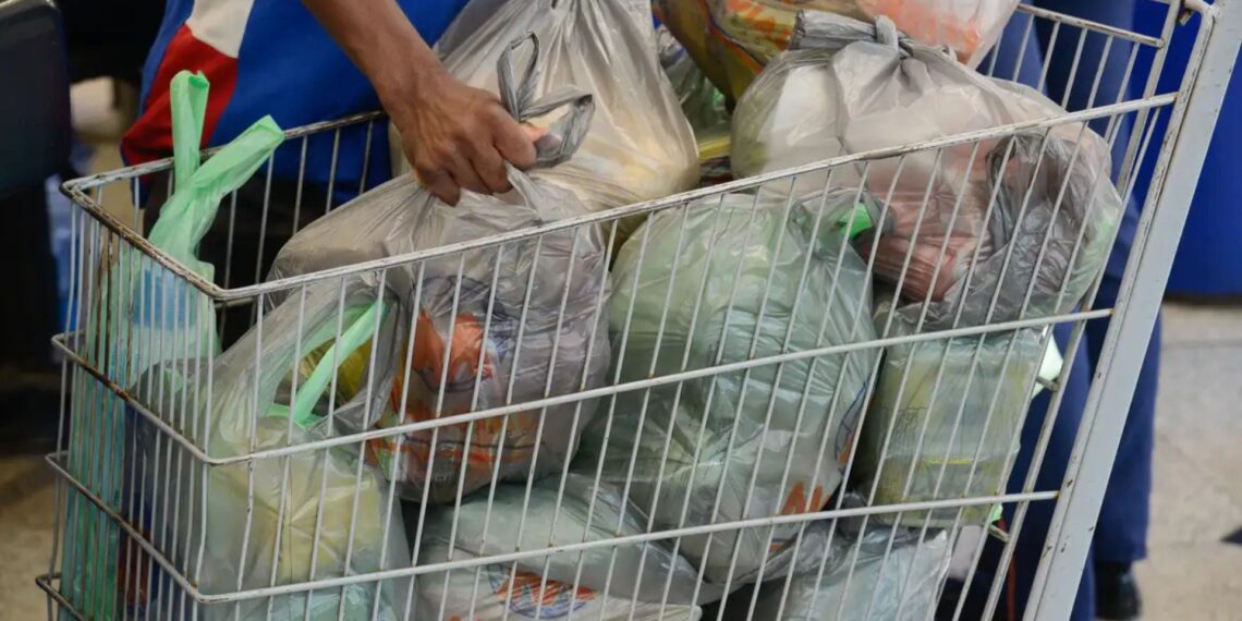 Cartões de auxílio-alimentação para famílias em situação de extrema pobreza em Salvador (Imagem: Reprodução/Agência Brasil)