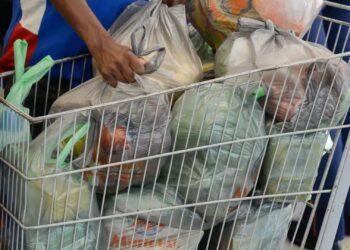 Cartões de auxílio-alimentação para famílias em situação de extrema pobreza em Salvador (Imagem: Reprodução/Agência Brasil)