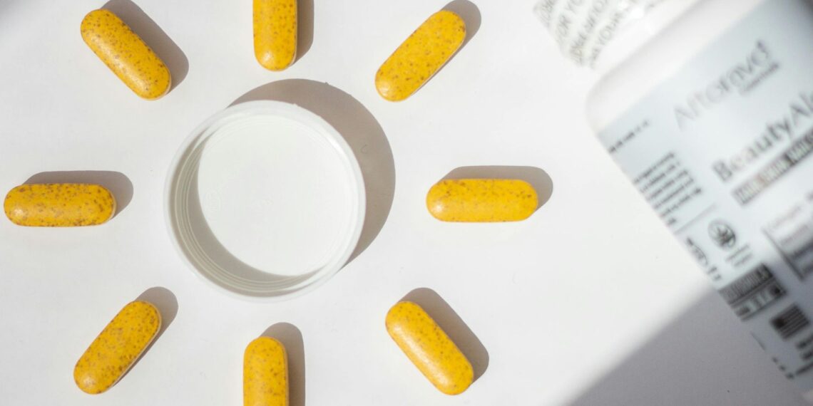 Estudo liga doses de 5.000 UI ou mais de vitamina D a melhor cognição em idosos com memória e sono alterados (Imagem: Reproduçãp/Canva)
