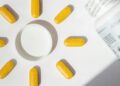 Estudo liga doses de 5.000 UI ou mais de vitamina D a melhor cognição em idosos com memória e sono alterados (Imagem: Reproduçãp/Canva)