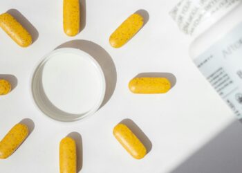 Estudo liga doses de 5.000 UI ou mais de vitamina D a melhor cognição em idosos com memória e sono alterados (Imagem: Reproduçãp/Canva)