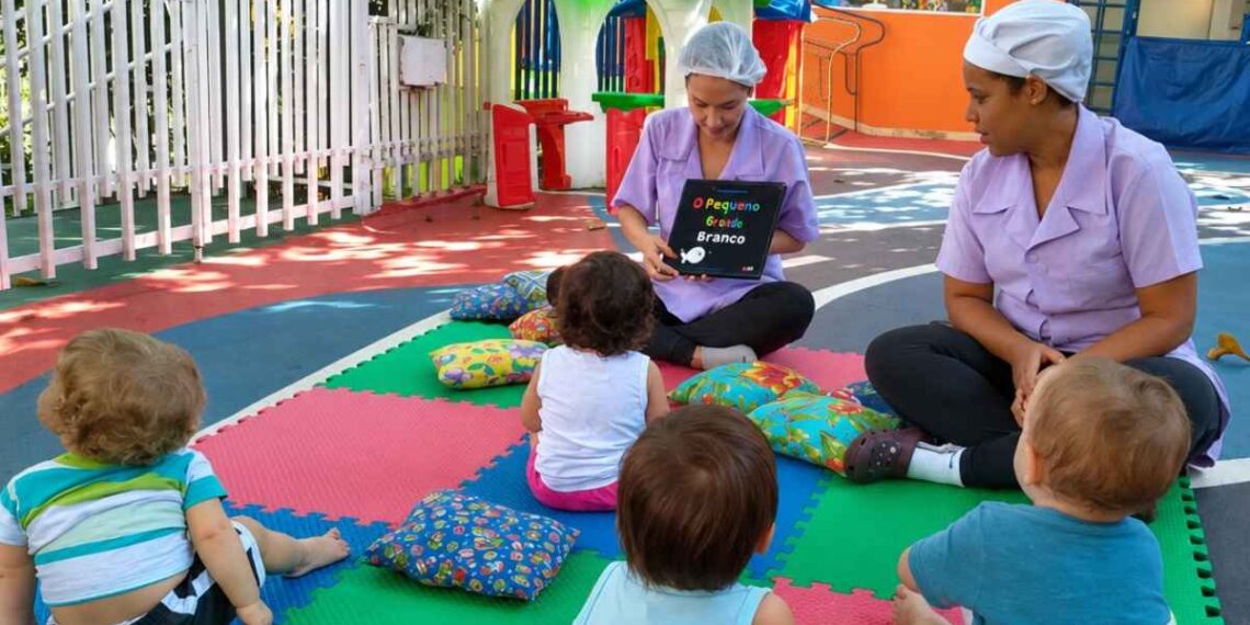 Escola de BH com professoras e crianças na creche