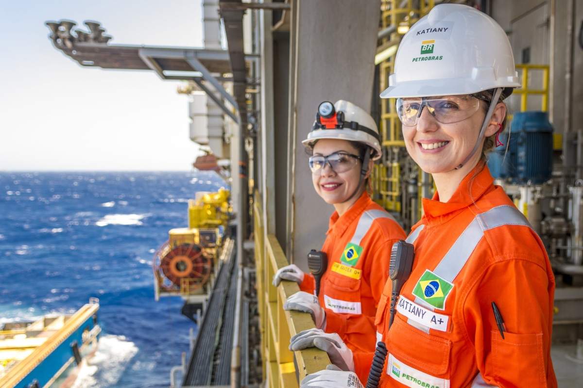 Duas jovens que estão no curso da Petrobrás