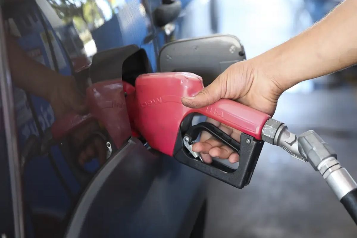 Posto de gasolina abastecendo carro