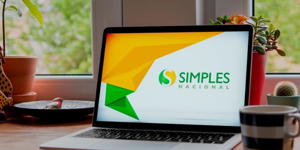 Um notebook com o site do Simples Nacional em um computador