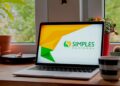 Um notebook com o site do Simples Nacional em um computador